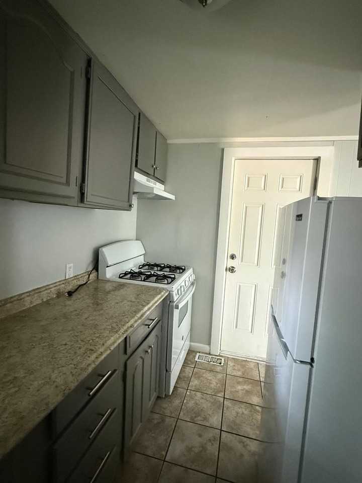802 S Logan Ave - Photo 3 of 10