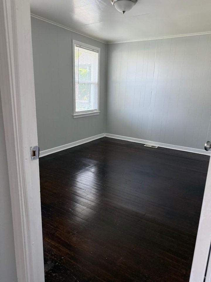 802 S Logan Ave - Photo 4 of 10