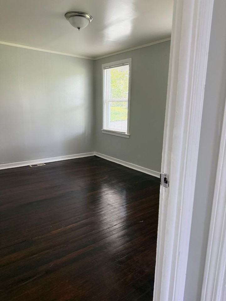 802 S Logan Ave - Photo 5 of 10