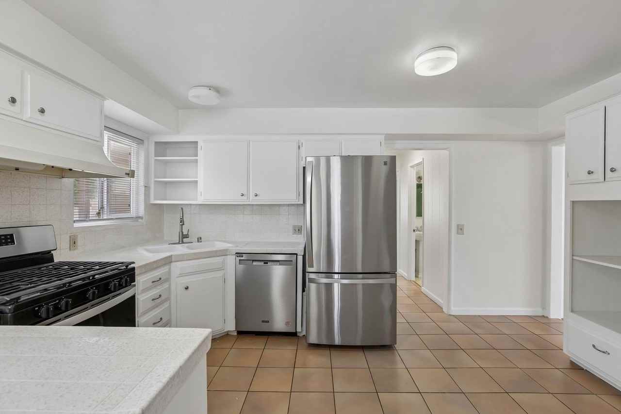 2214 Euclid St - Photo 4 of 36