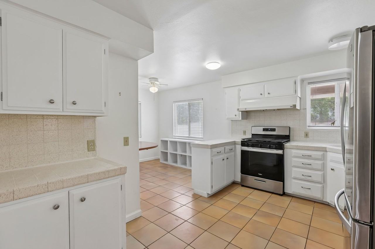 2214 Euclid St - Photo 5 of 36