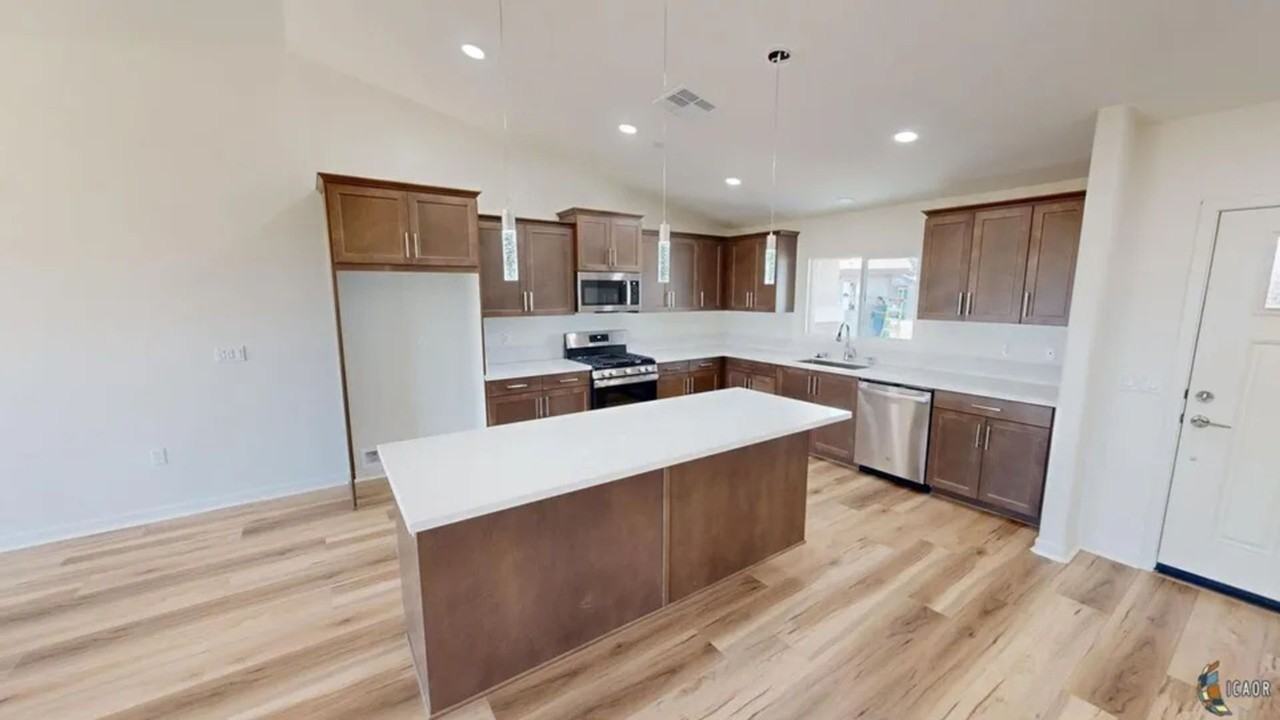 2403 Dale Ct - Photo 2 of 11
