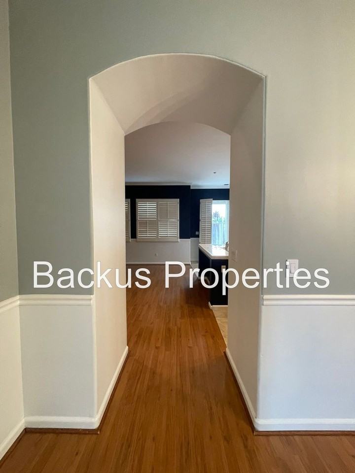 10 Elizabeth Cir - Photo 4 of 24