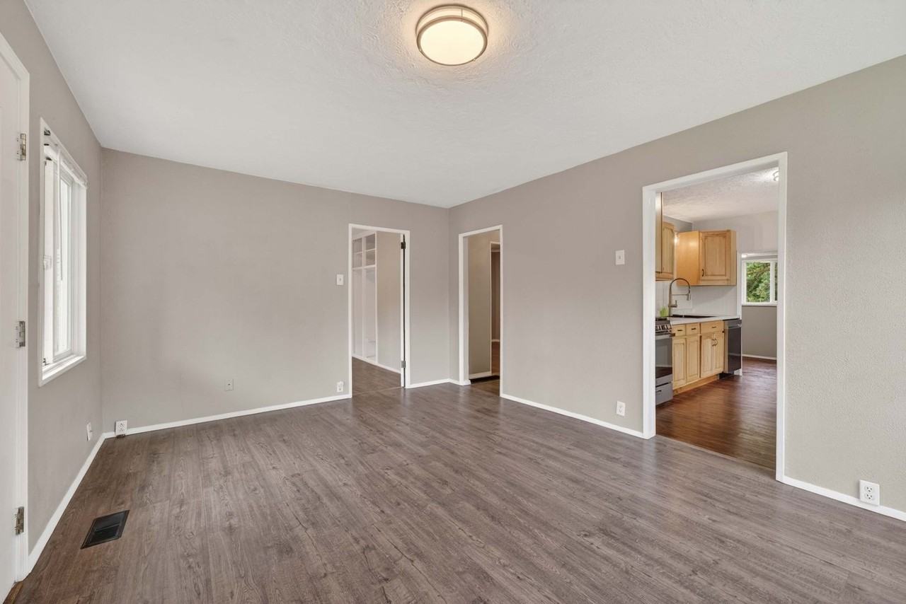 2401 Ne Everett St - Photo 6 of 28