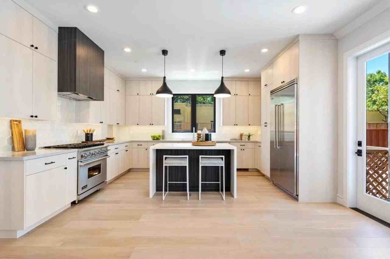 358 Iris St - Photo 2 of 29