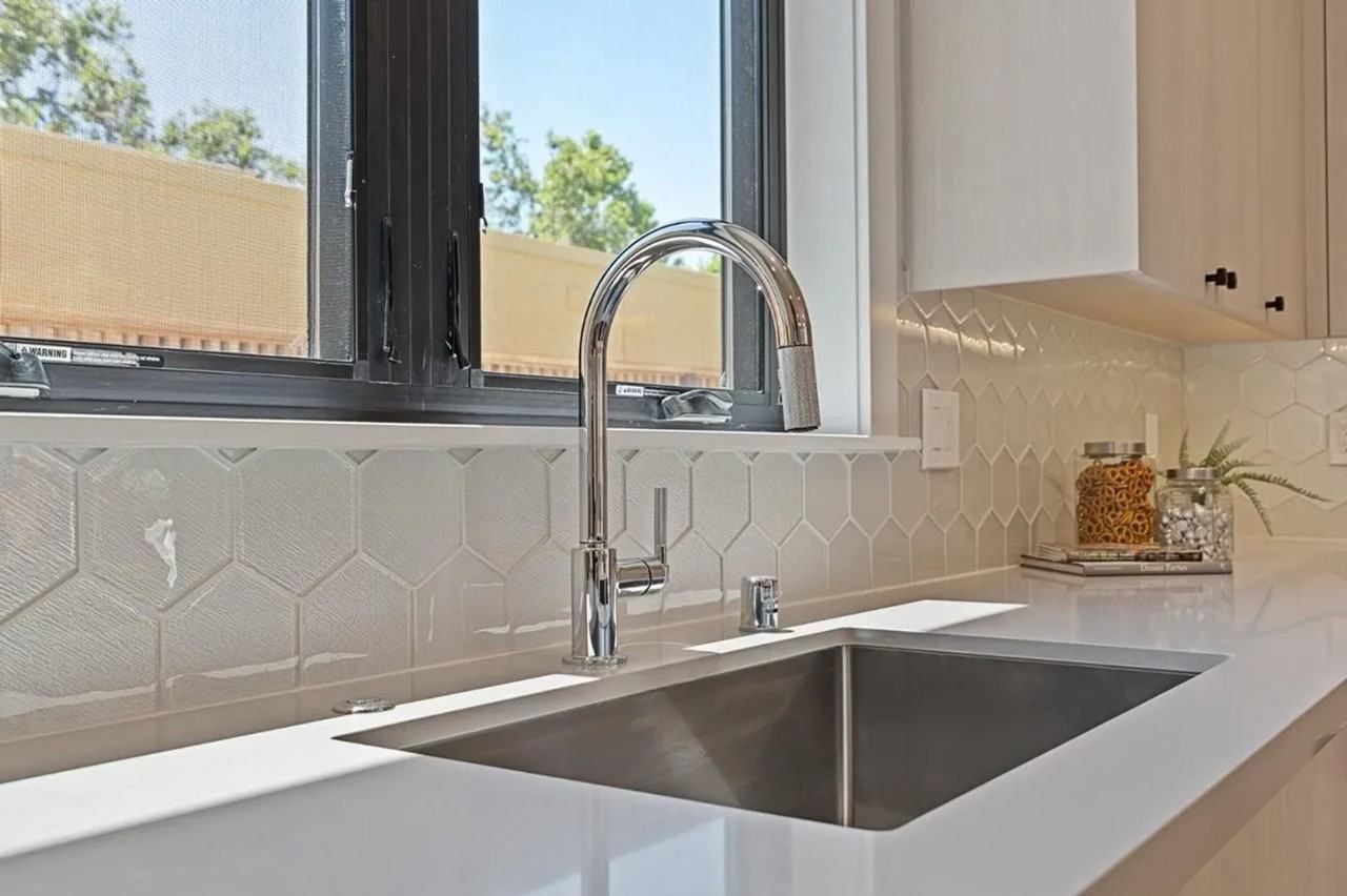358 Iris St - Photo 4 of 29