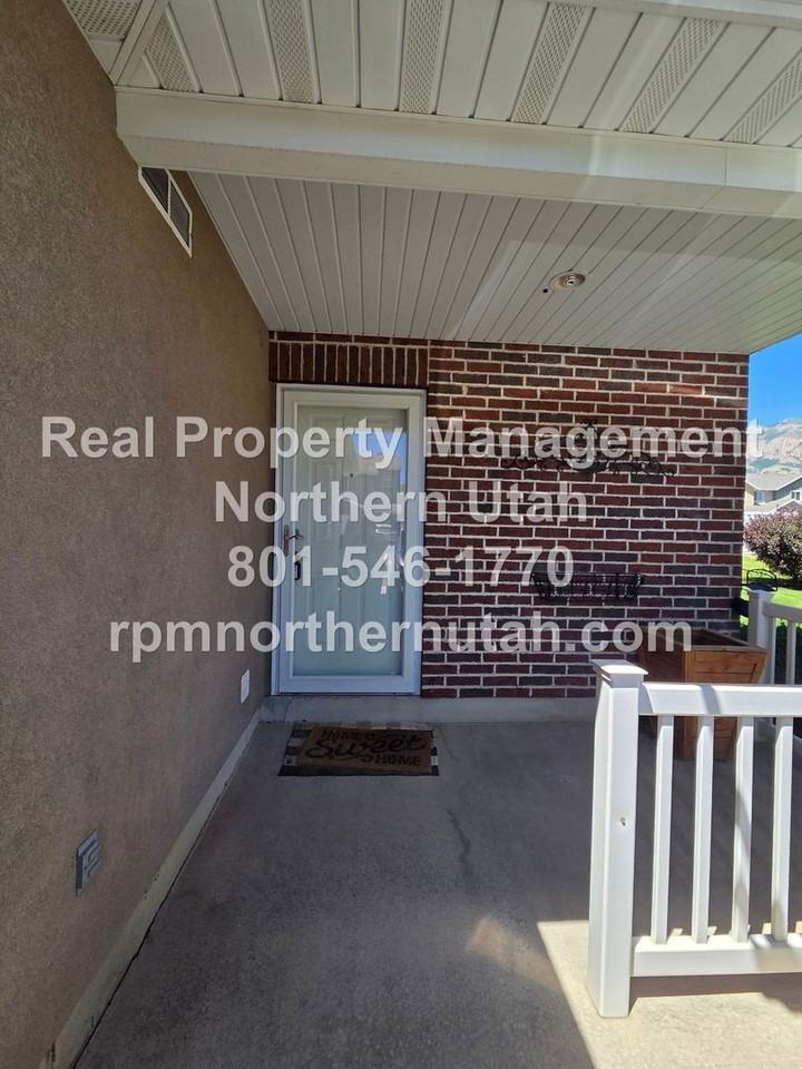 152 W 2525 N - Photo 2 of 22