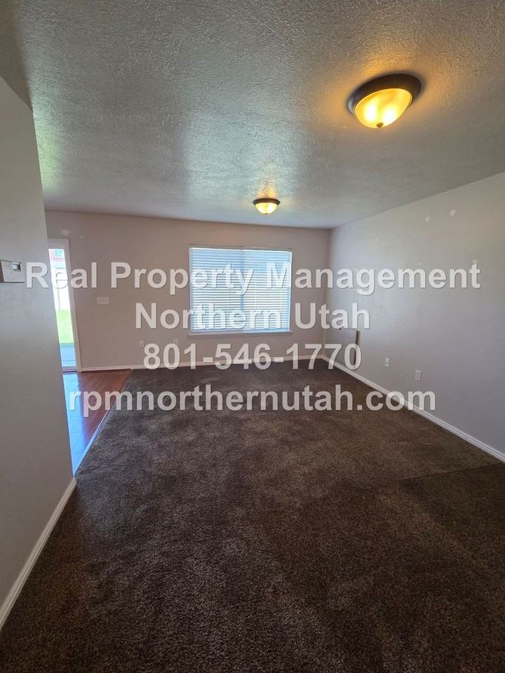 152 W 2525 N - Photo 3 of 22