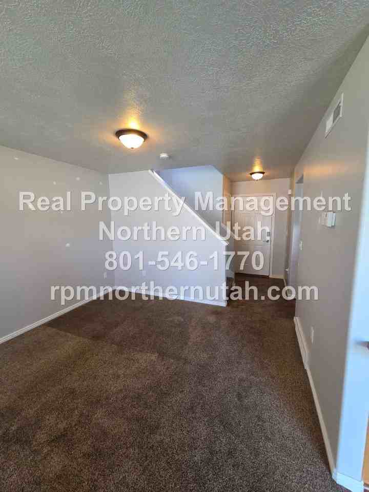 152 W 2525 N - Photo 4 of 22