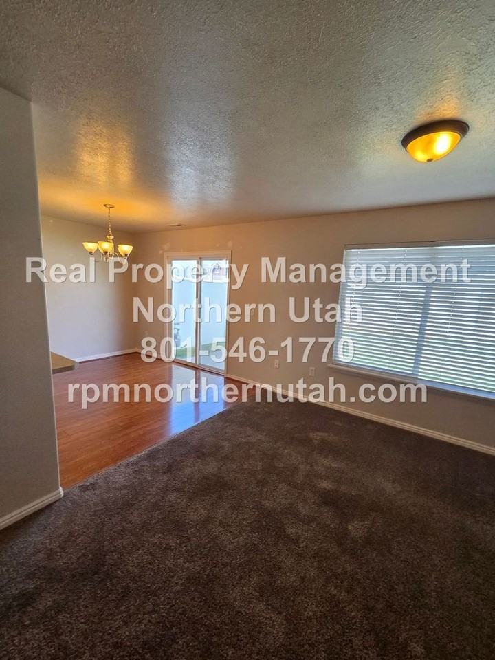 152 W 2525 N - Photo 5 of 22