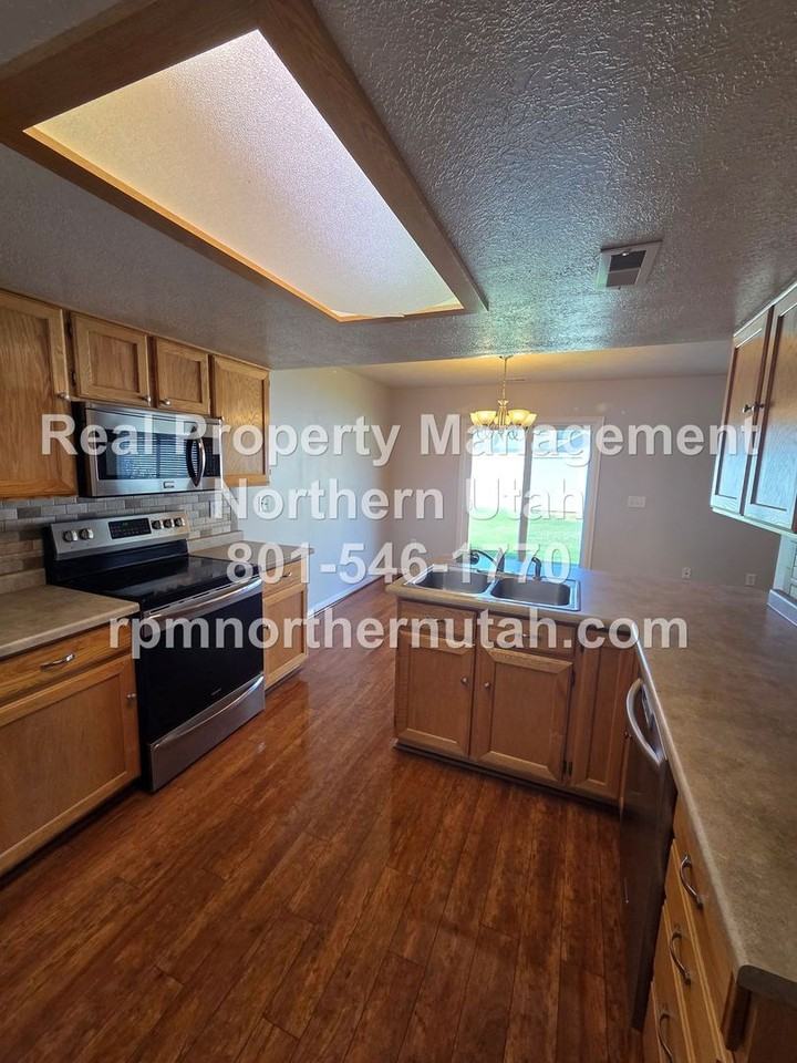 152 W 2525 N - Photo 6 of 22