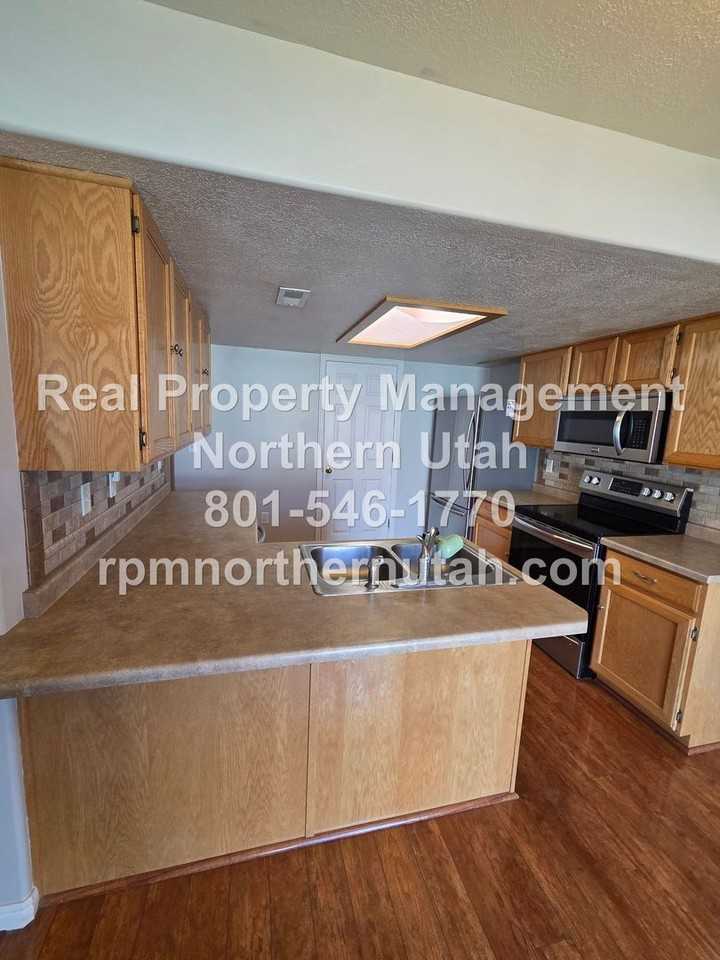 152 W 2525 N - Photo 7 of 22
