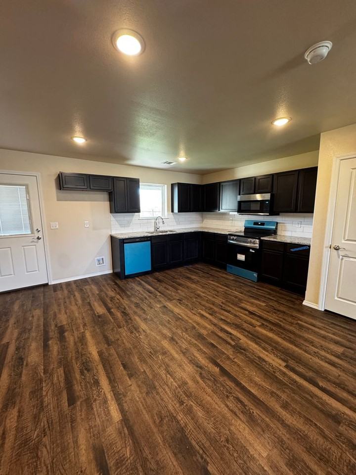 4205 Sunset St - Photo 4 of 15