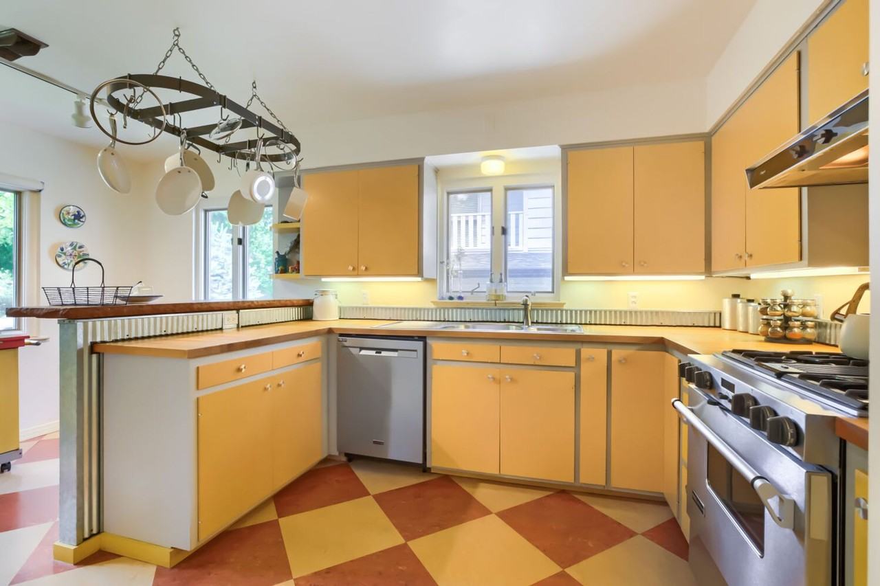 726 Pine St - Photo 7 of 28