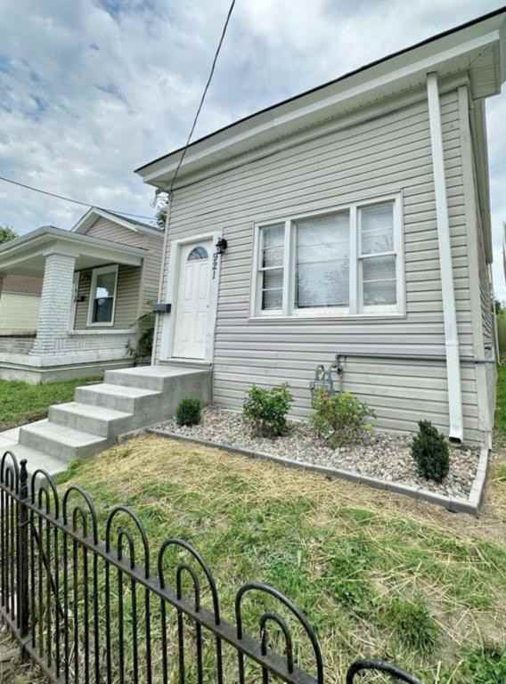 921 S Jackson St - Photo 2 of 13