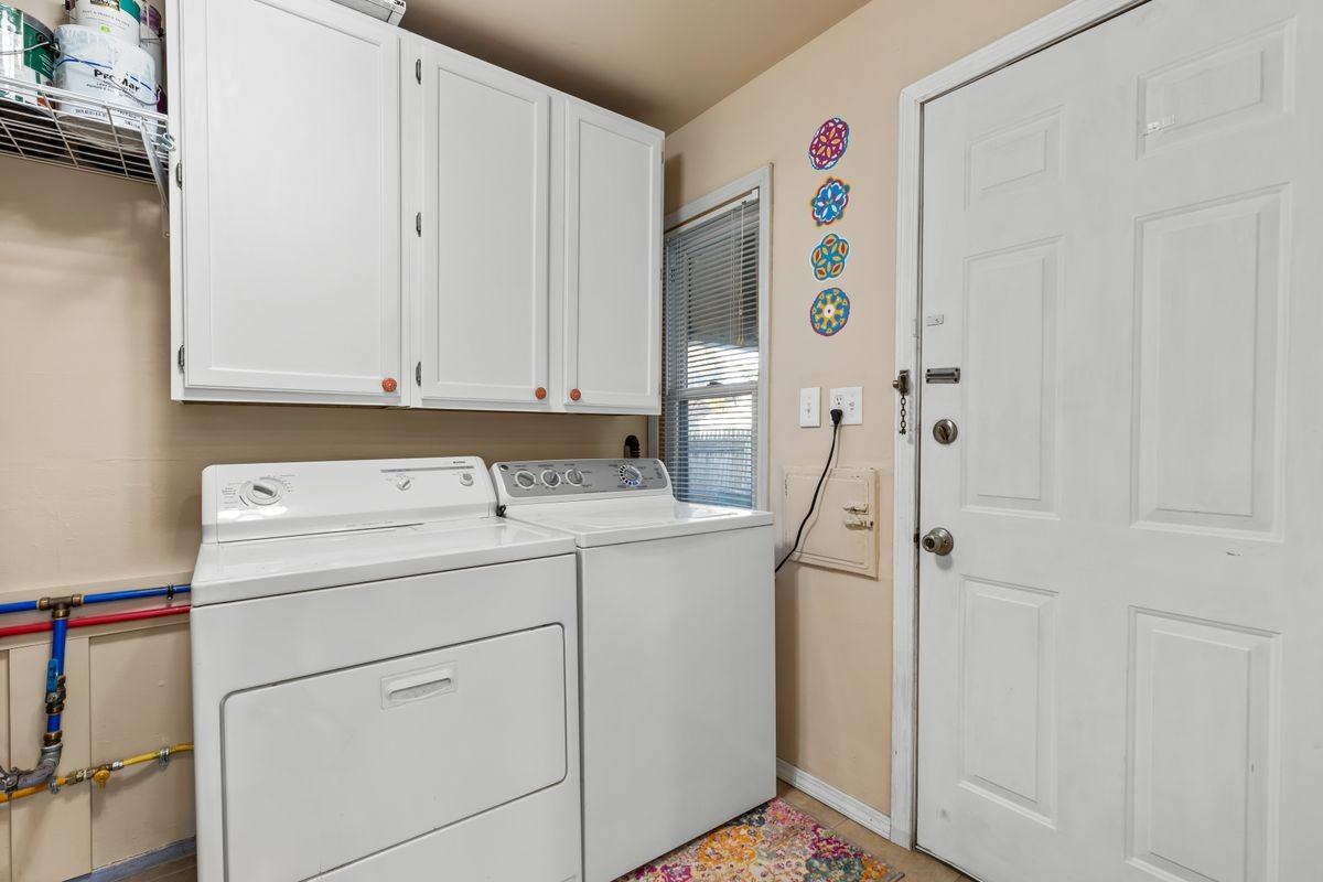 2215 Rowland Ave - Photo 2 of 26