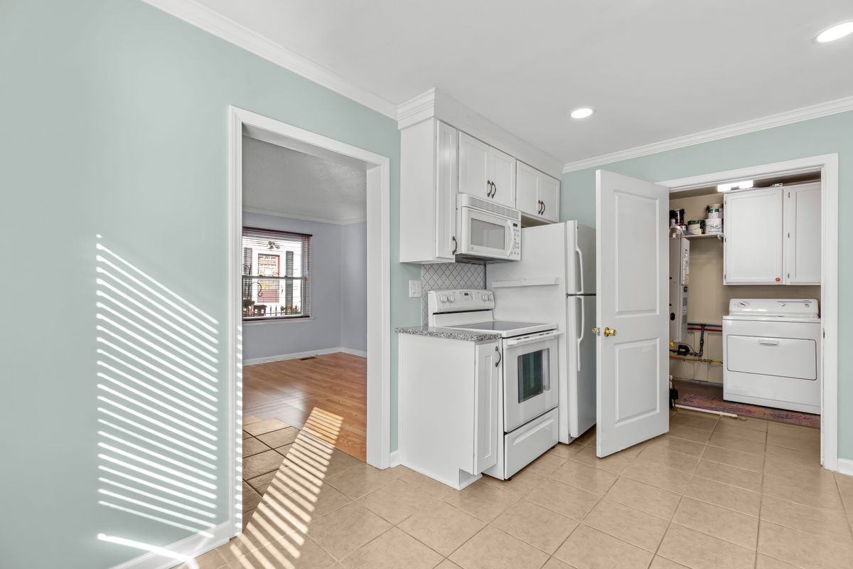 2215 Rowland Ave - Photo 4 of 26