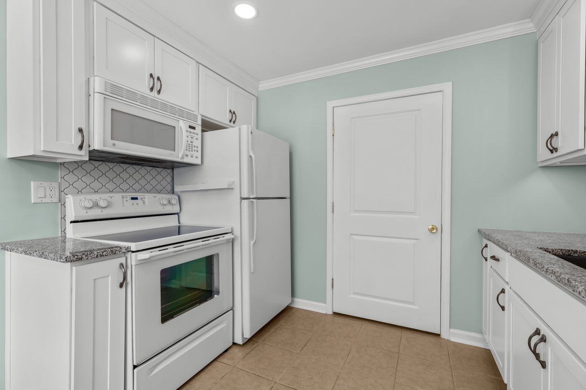 2215 Rowland Ave - Photo 5 of 26