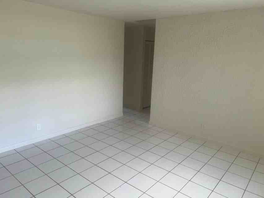 2410 Sw 44th Ave - Photo 2 of 9
