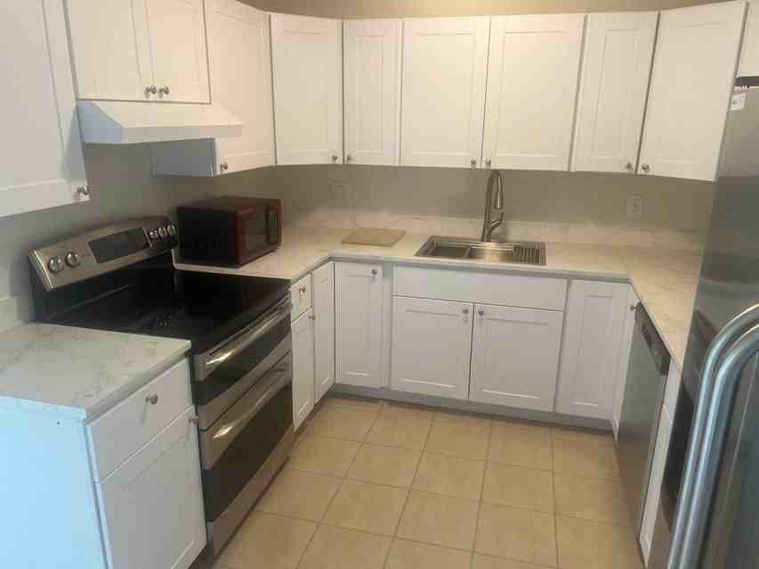 2410 Sw 44th Ave - Photo 3 of 9