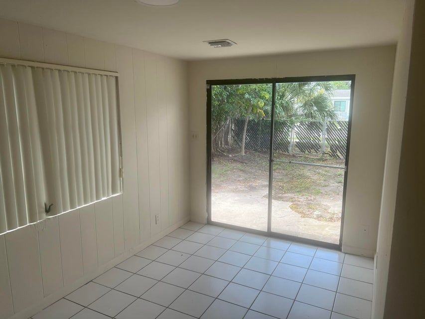 2410 Sw 44th Ave - Photo 5 of 9