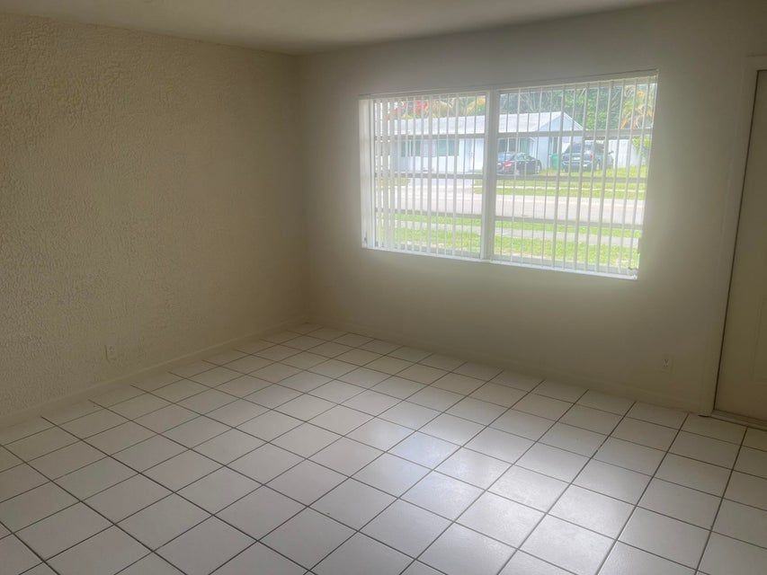2410 Sw 44th Ave - Photo 6 of 9