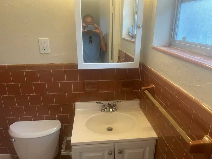 2410 Sw 44th Ave - Photo 7 of 9