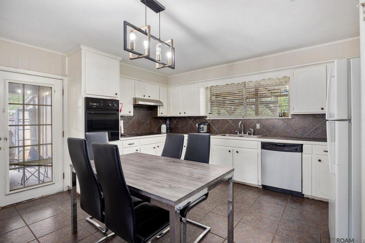 7944 Santa Barbara Dr - Photo 3 of 12
