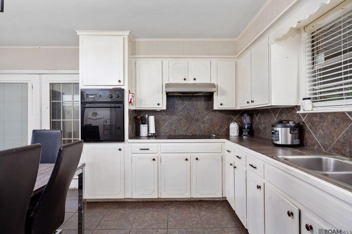 7944 Santa Barbara Dr - Photo 4 of 12
