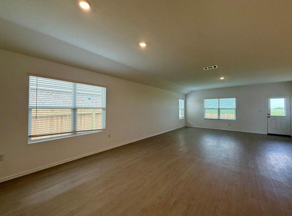 106 Camargue Dr - Photo 4 of 10