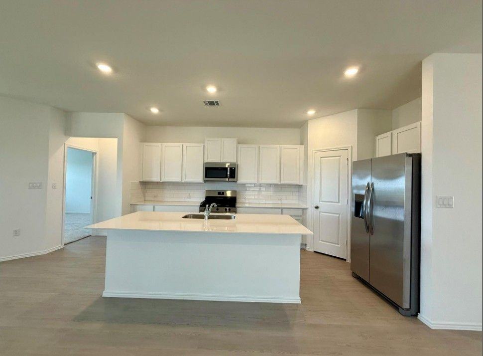 106 Camargue Dr - Photo 5 of 10