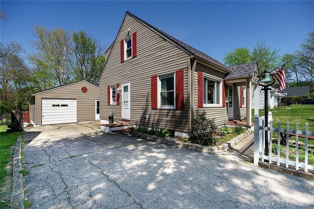 81 Thorpe Dr - Photo 3 of 40