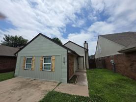 2307 N Lincoln Ave - Photo 1 of 1