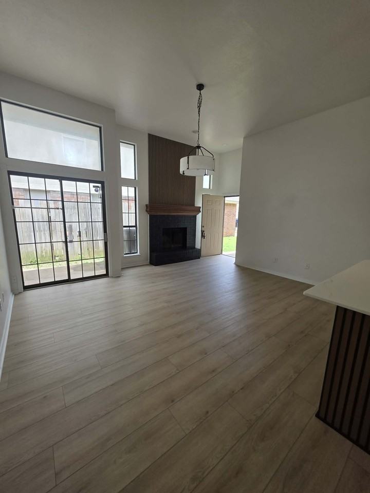 2307 N Lincoln Ave - Photo 2 of 28
