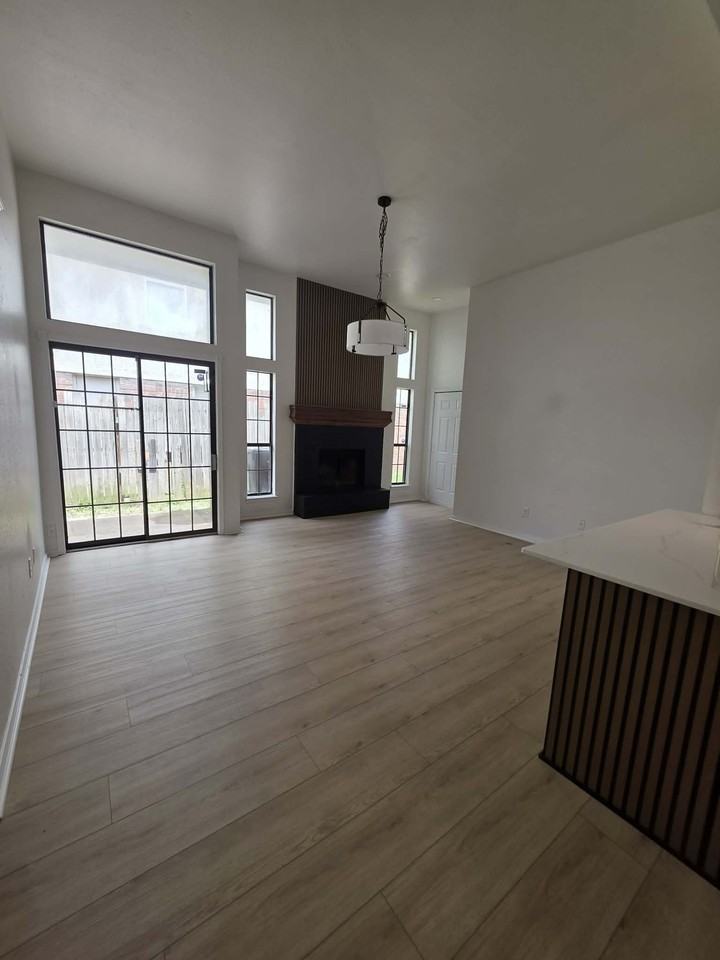 2307 N Lincoln Ave - Photo 3 of 28