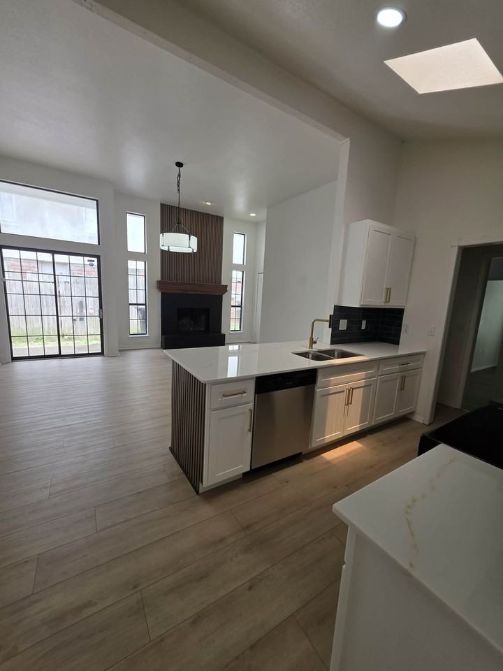 2307 N Lincoln Ave - Photo 5 of 28
