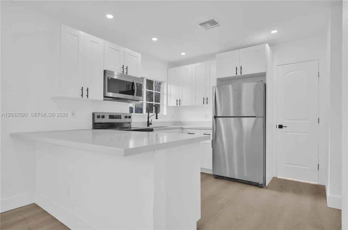 3430 Nw 10th Ave - Photo 4 of 9
