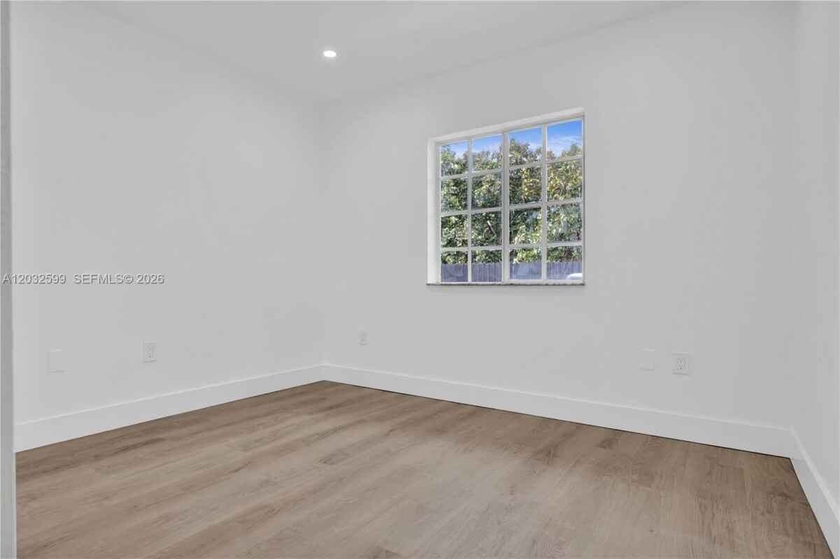 3430 Nw 10th Ave - Photo 5 of 9