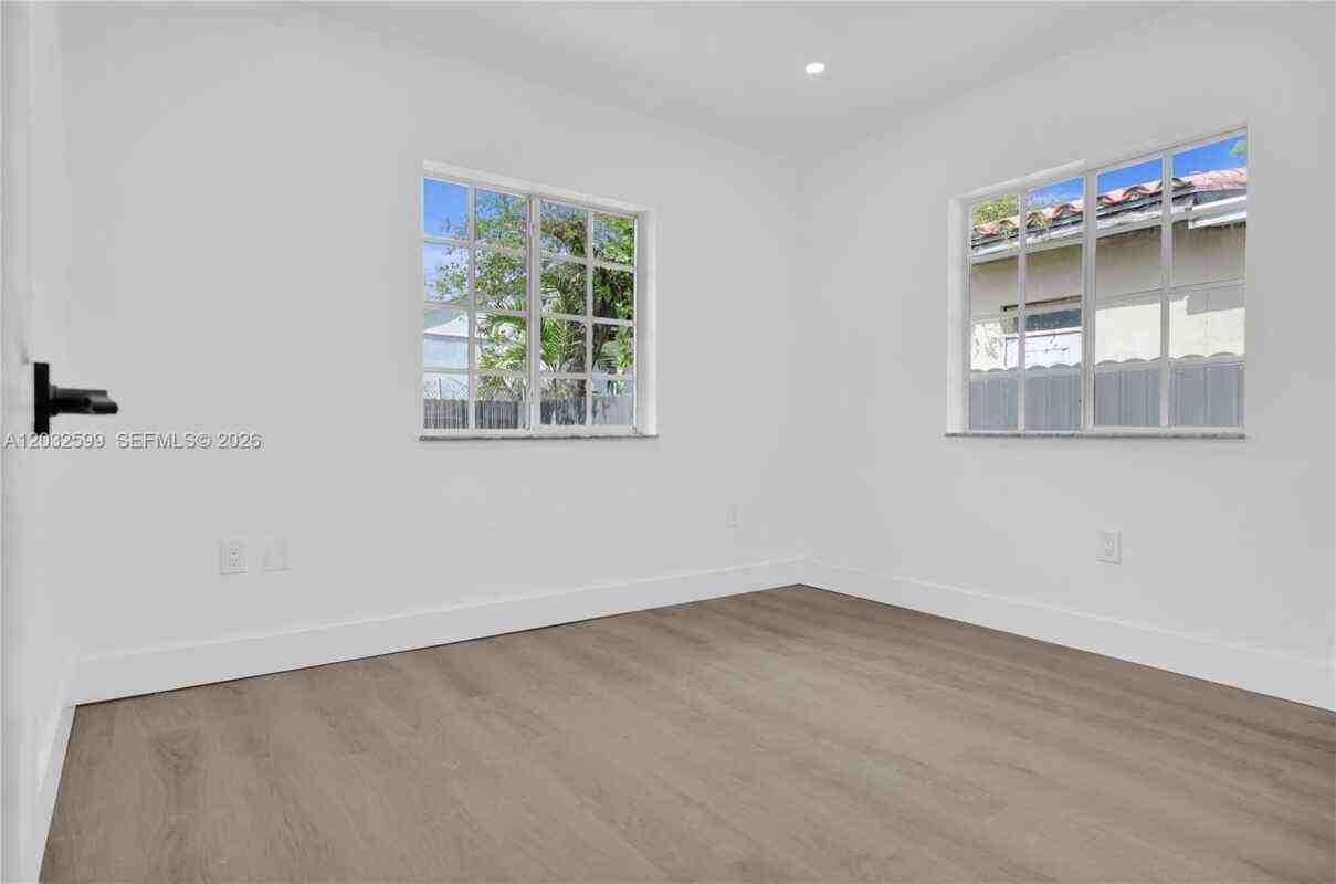 3430 Nw 10th Ave - Photo 6 of 9