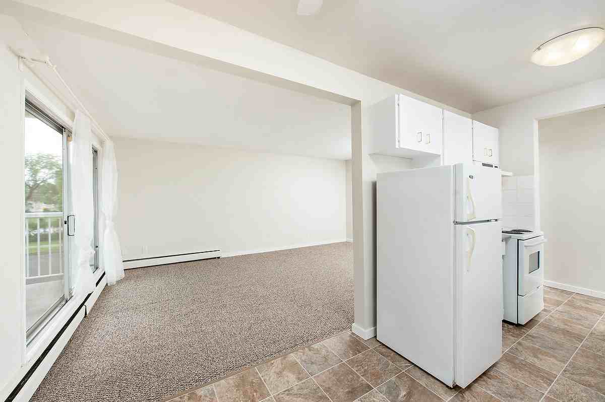 Diplomat Manor - Photo 5 of 32