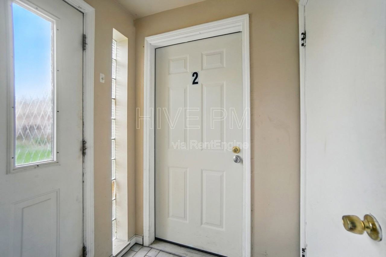 3926 E Gatewood Ln #1 - Photo 5 of 32