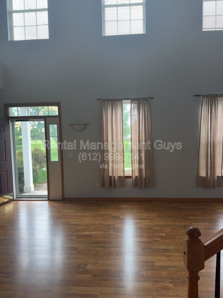 1013 Newport Ave - Photo 2 of 17