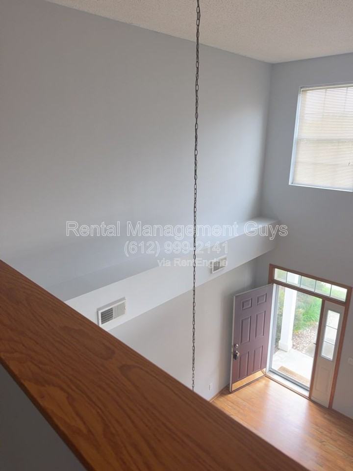 1013 Newport Ave - Photo 4 of 17