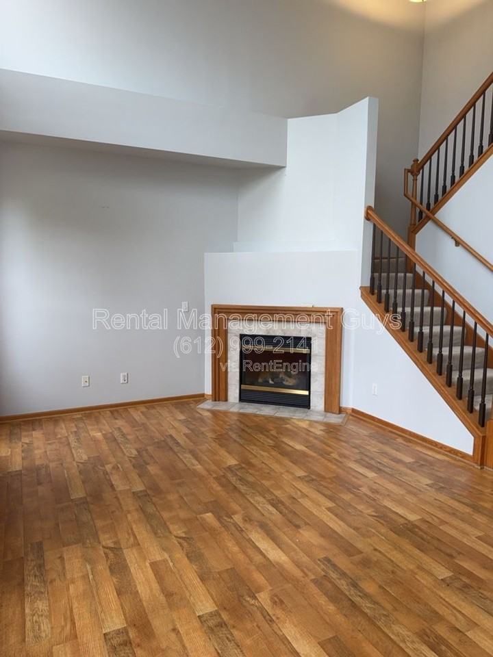 1013 Newport Ave - Photo 5 of 17