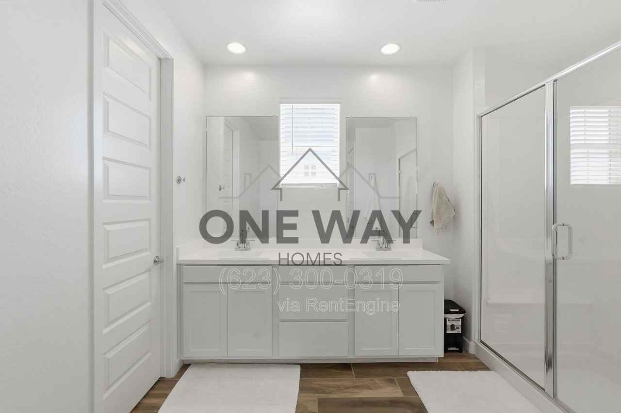 10204 E Ulysses Ave - Photo 6 of 41