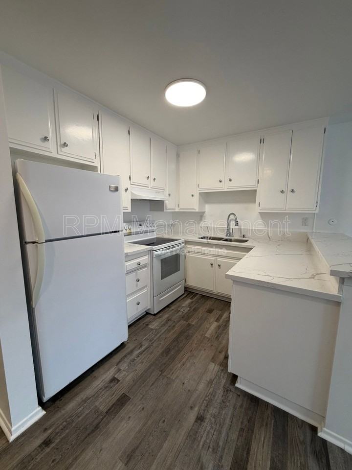 1825 N Gramercy Pl #311 - Photo 6 of 10