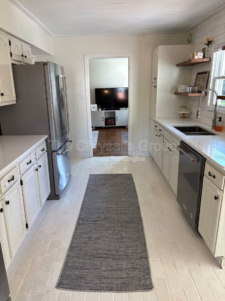 403 W Van Buren St - Photo 4 of 11