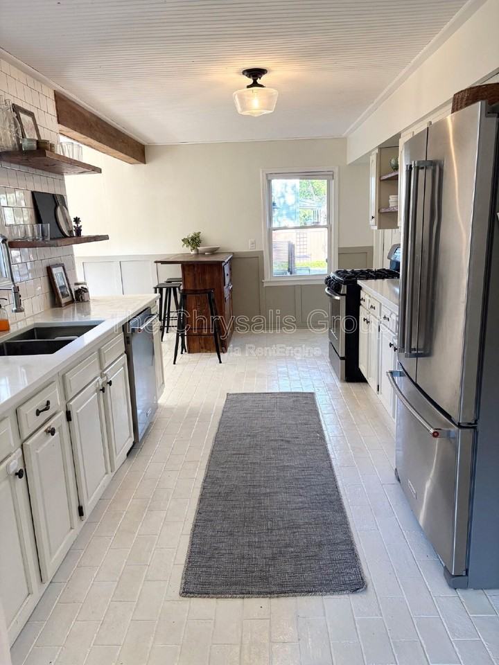 403 W Van Buren St - Photo 6 of 11