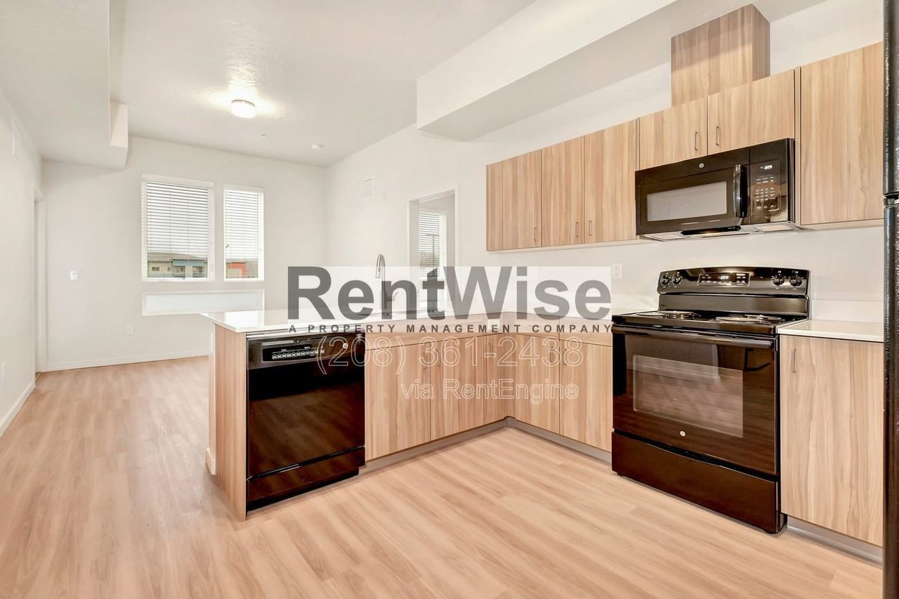 385 E 42nd St #106 - Photo 4 of 22