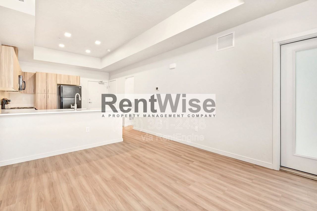 385 E 42nd St #106 - Photo 5 of 22